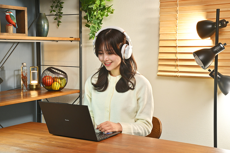 ディスプレイサイズは本体サイズによって決まるが、見やすさを考えると最低13型、できれば14型がオススメ。表示解像度はフルHDあれば問題ない