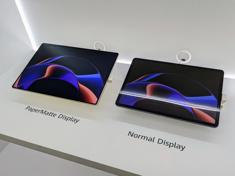 通常のディスプレイと比較して、光の映り込みが軽減されている