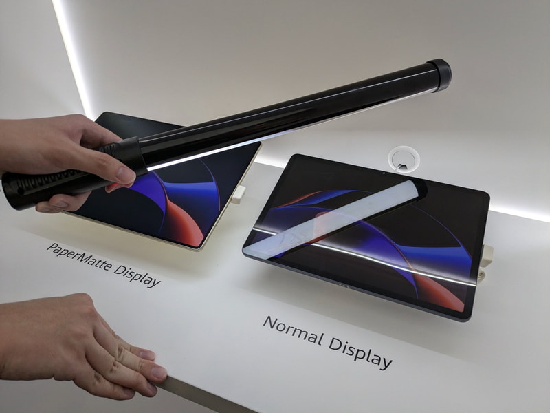 通常のディスプレイと比較して、光の映り込みが軽減されている