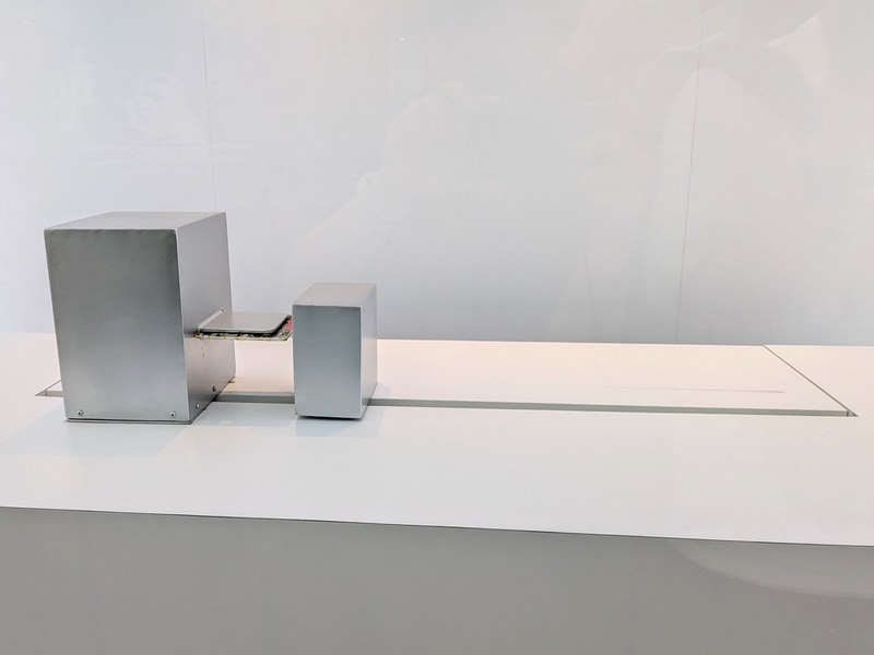 HUAWEI Mate X6の筐体フレームの耐衝撃性を示すデモ。ボタンを押すと右の金属片が勢いよくフレームにぶつかる