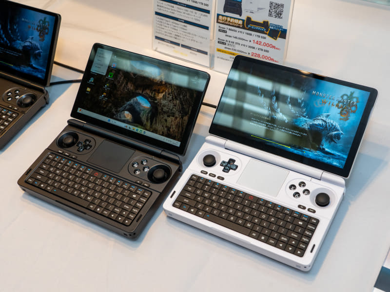 ブラック(左)とホワイト(右)