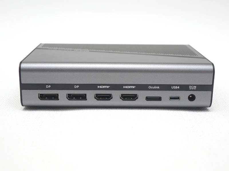 本体背面のインターフェイス。USBハブといった類の機能はなく、ディスプレイ出力(HDMI 2基、DisplayPort 2基)のみである