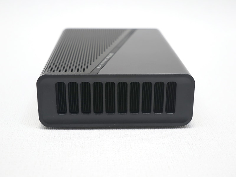 右側面は排気口となっている