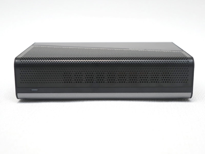 前面はLEDのみのシンプルデザイン