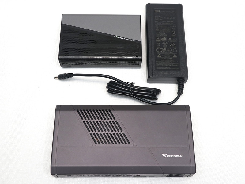 が、ACアダプタも含めてとなるとMGA1の方がサイズ的に有利。机の上をすっきりさせるならAD-GP1、配線をすっきりさせたいならMGA1だろうか