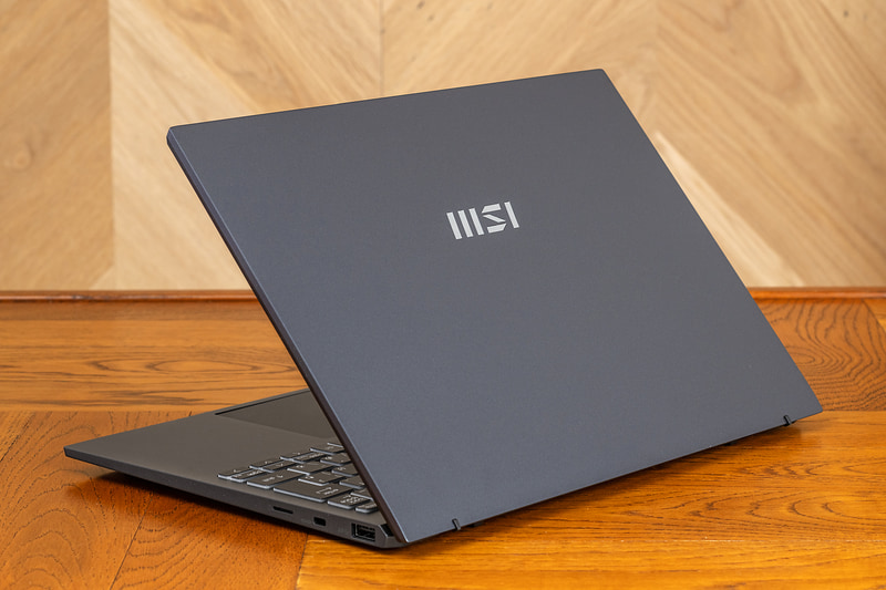 本体カラーに落ち着いたステラグレイを採用し、シンプルなデザインなので場所を問わず使いやすい