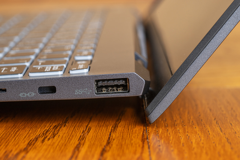 ディスプレイを開くとキーボードが持ち上がり、打ちやすい角度を作るのもポイントだ