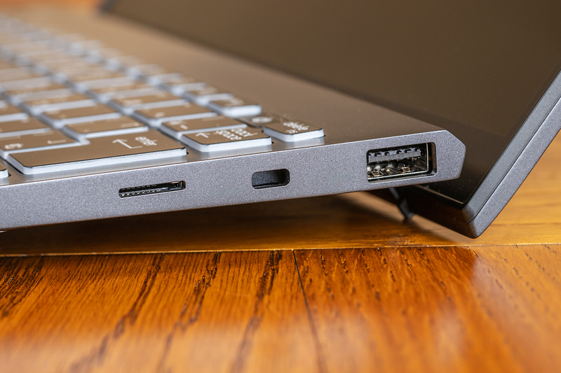 左側面にはHDMI出力、Thunderbolt 4 2基、ヘッドセット端子。右側面にはUSB 3.2 Gen 1、microSDスロット