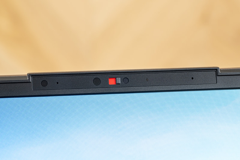 ディスプレイ上部には顔認証に対応する207万画素のWebカメラを内蔵。物理的なシャッターも備えている