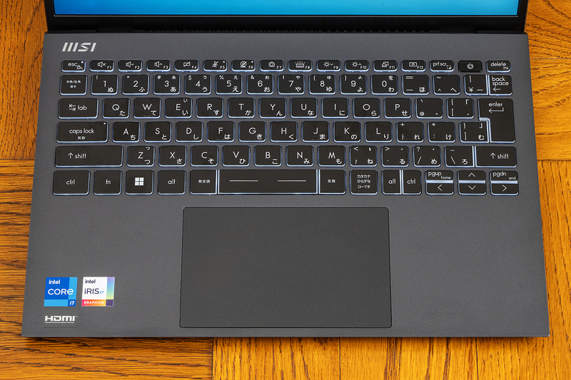 キーボードは日本語配列。バックライト内蔵、タッチパッドのサイズも大きく使い勝手は良好だ