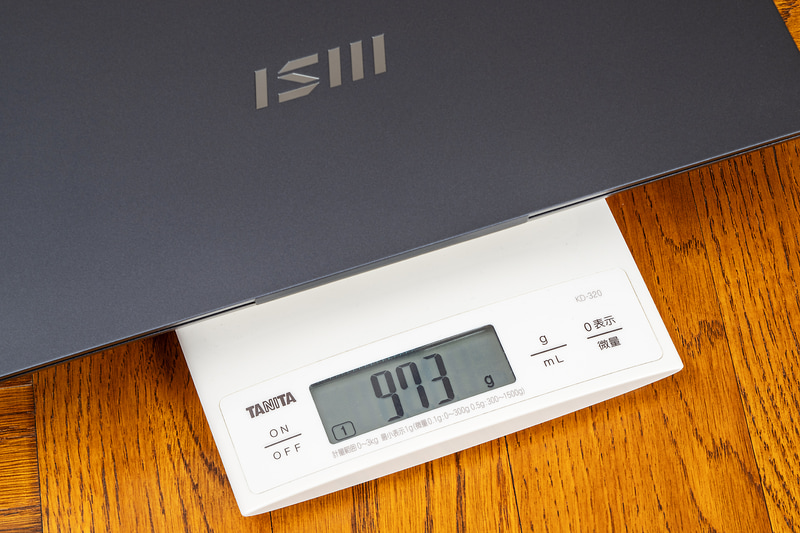 筆者による実測で973gと公称より軽かった。筐体の材質にマグネシウム合金を採用することで軽量化を実現している