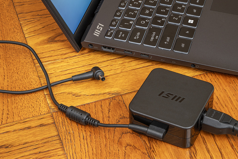 ACアダプタは65W出力でコンパクトなサイズだ