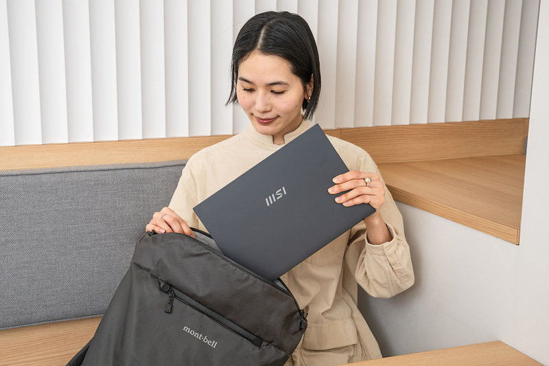 16.9mmという薄さなのでカバンへとスムーズに入れられるのもメリット