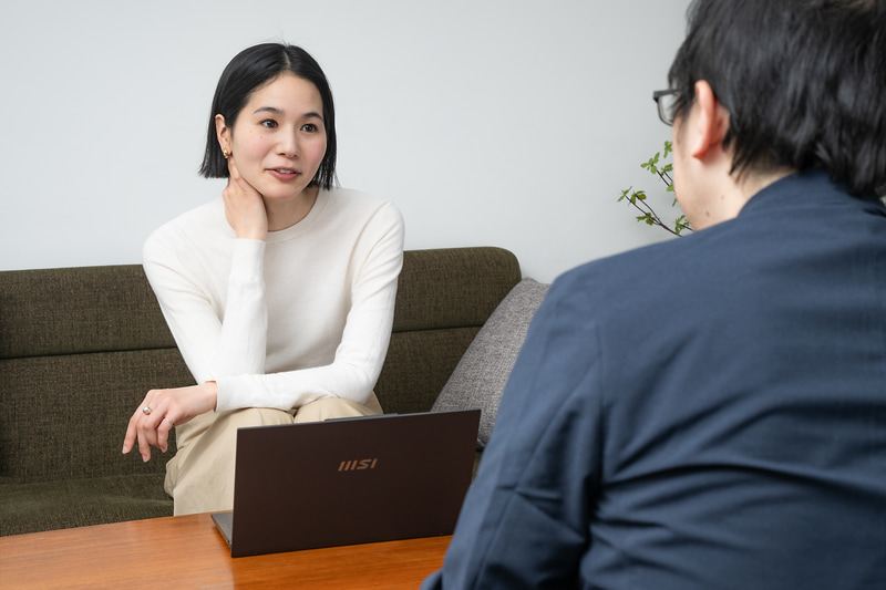 菖蒲理乃さんがノートPCに求めるのは薄さ、軽さ、バッテリ駆動時間という
