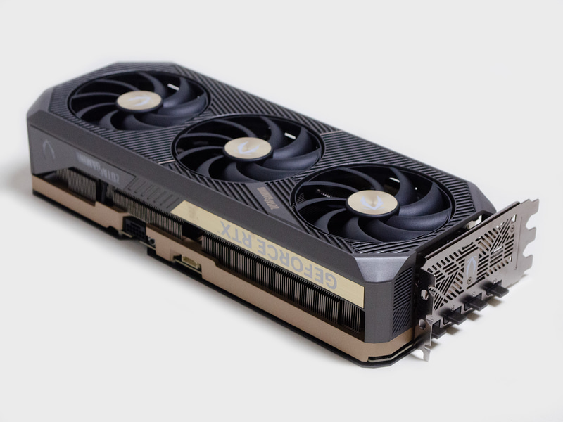 表はファンが3つ