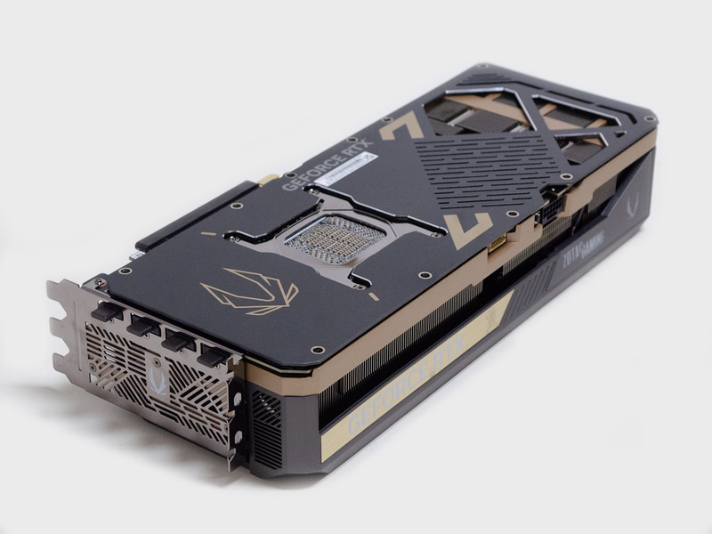 裏は強そうなバックプレート