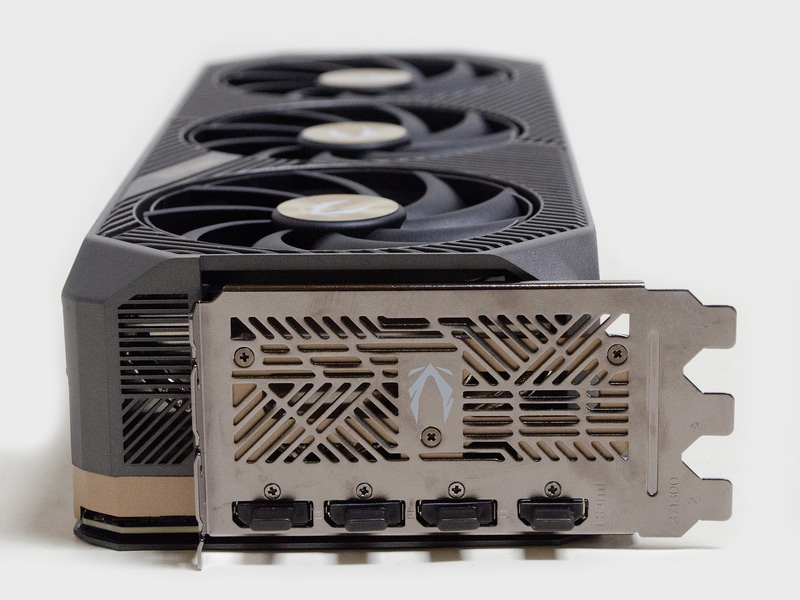 左からDisplayPort x3、HDMI