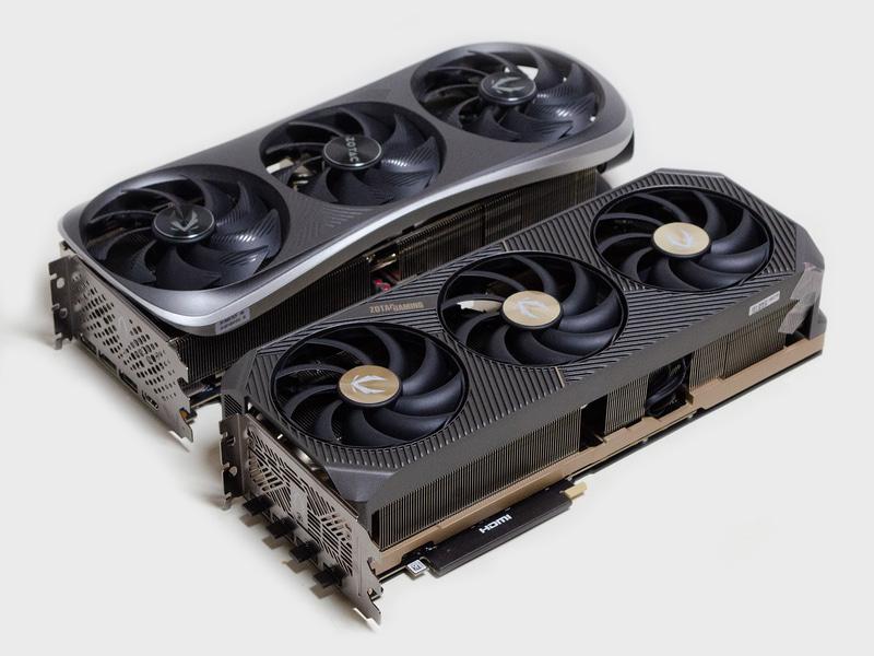 GeForce RTX 4090との比較1。長さはGeForce RTX 4090/INFINITY OCより若干短い