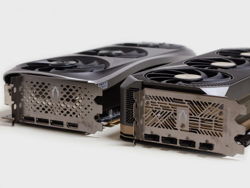 GeForce RTX 4090との比較2。厚みはGeForce RTX 4090/INFINITY OCより若干厚い