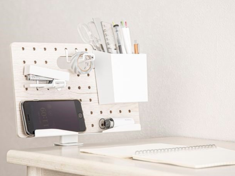 パンチング小物がかけられるタブレット・ブックスタンド