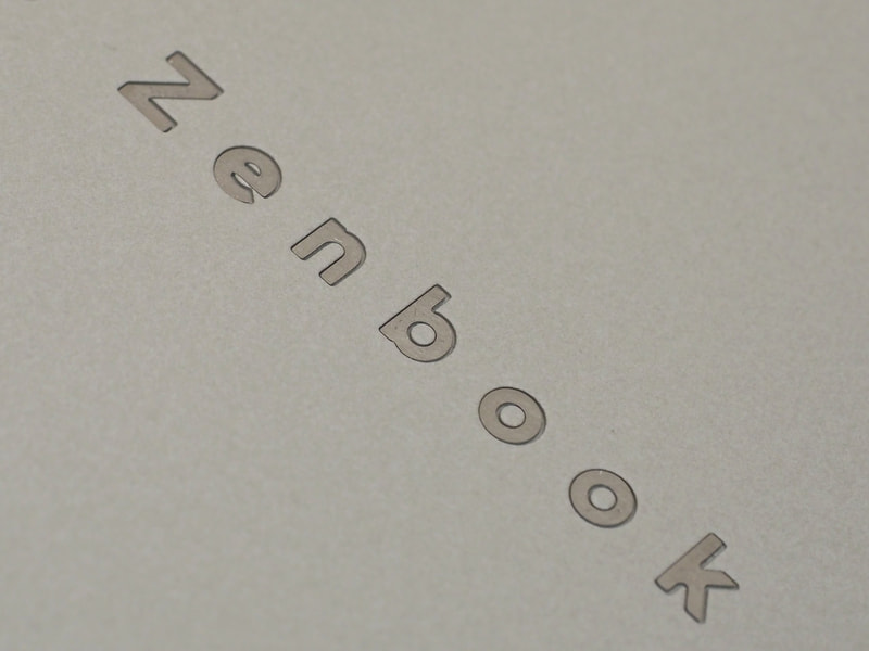 クラフト紙のような見え方だがツルツルで、硬さも感じられるセラルミナム素材&ザブリスキーベージュカラー