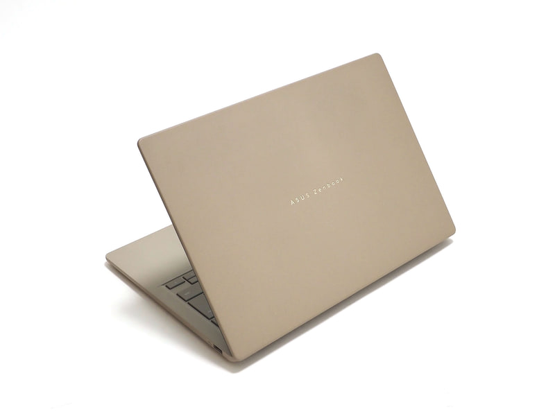 液晶天板側は中央にメッキのASUS Zenbookロゴがあるのみ