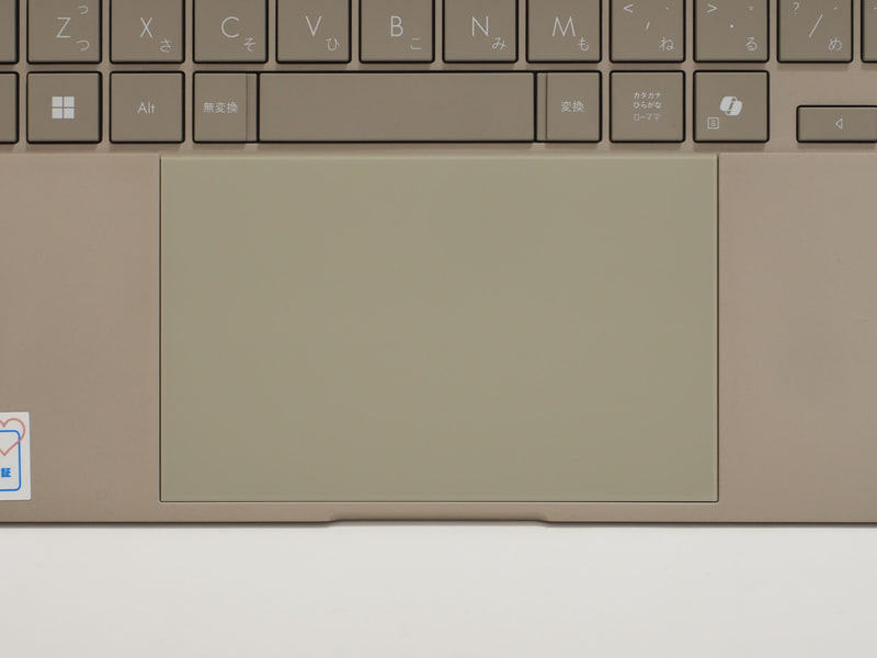 タッチパッドは実測で127×79mmほど