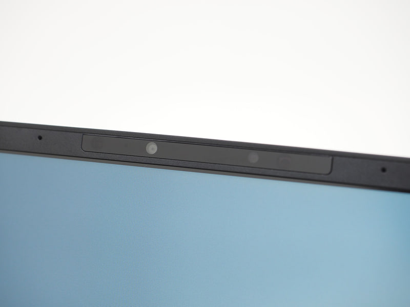 上部ベゼルにはWebカメラやIRカメラ、アレイマイクなどが並ぶ