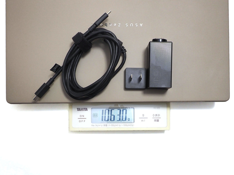 ACアダプタ単体では実測176.3gほど、合わせて1,063gだった