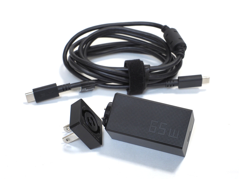 ACアダプタはプラグ部が分割するタイプ(プラグは畳めない)。充電用のUSB Type-Cケーブルはフェライトコア付きで2mの長さ