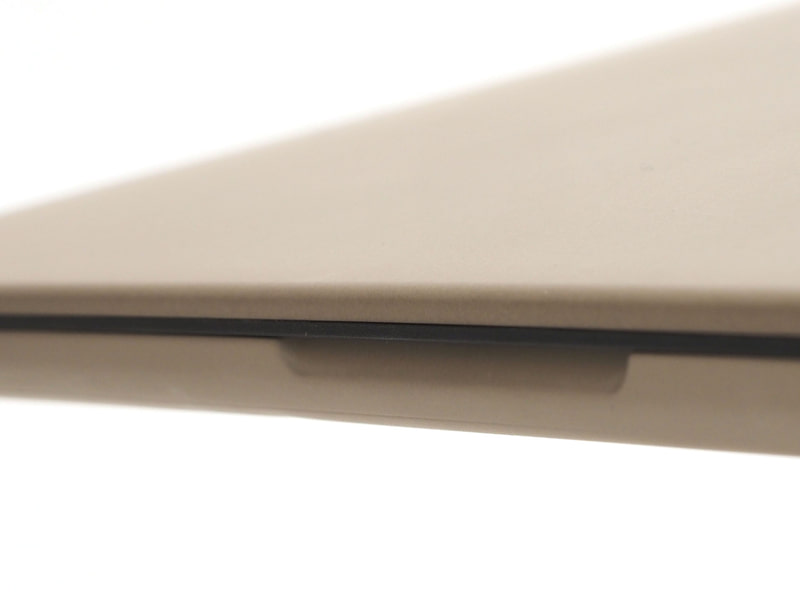 クラフト紙のような見え方だがツルツルで、硬さも感じられるセラルミナム素材&ザブリスキーベージュカラー