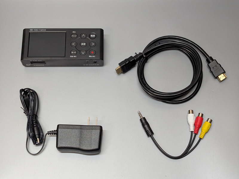 本体のほかACアダプタ、HDMIケーブル、コンポジット変換ケーブルが付属する
