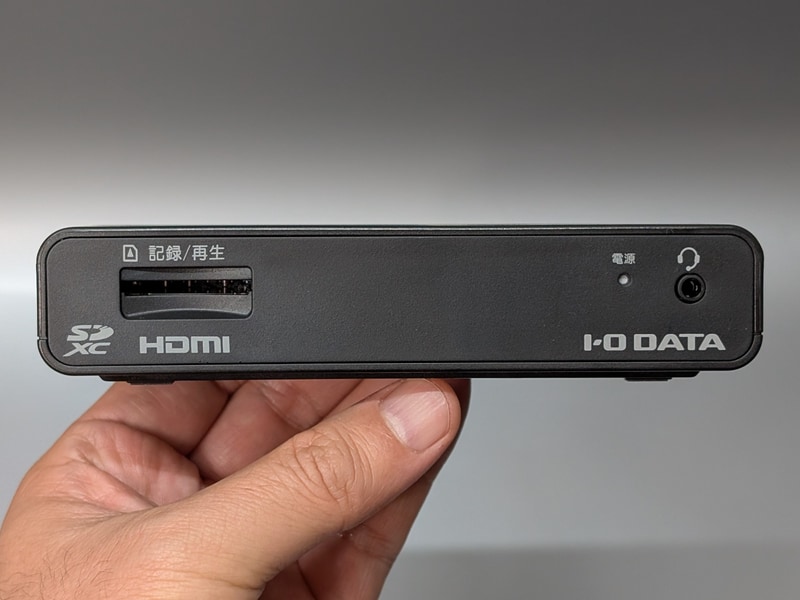 本体正面。メモリカードへの記録に対応。マイクをつないで音声を追加することも可能だ