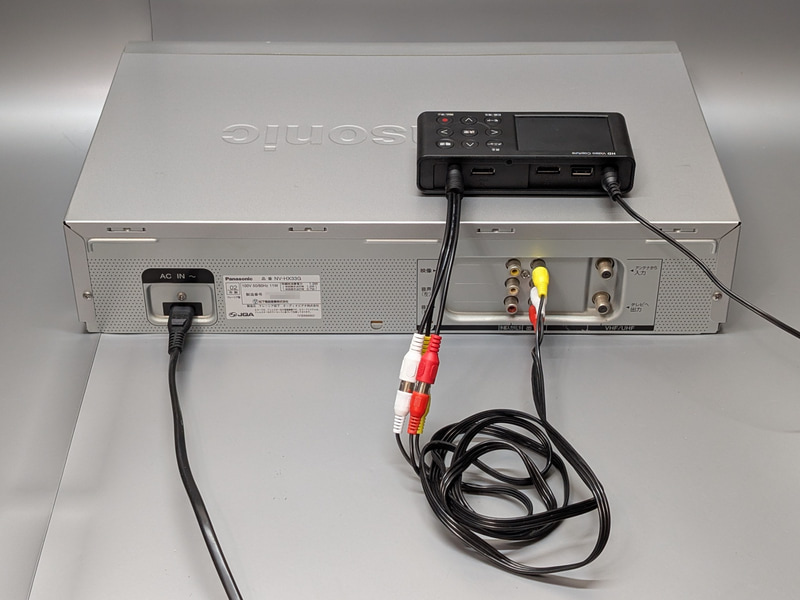 用意したビデオデッキと本製品との接続図。モニターをつながない前提ならばここまでシンプルにできる