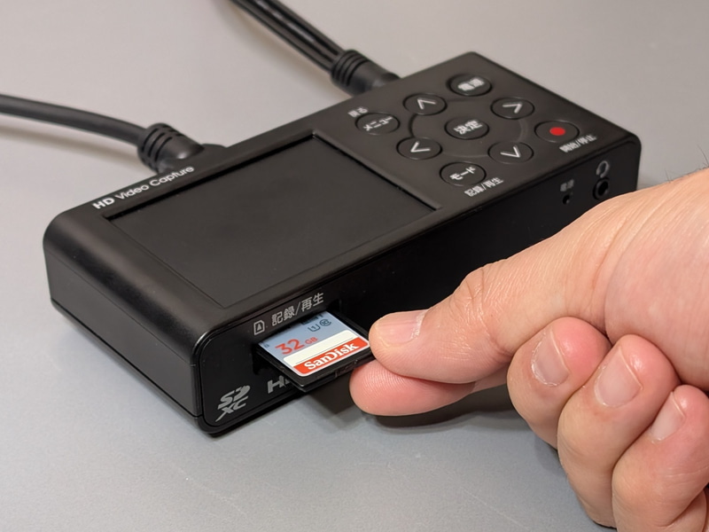 録画メディアはUSBメモリやUSBハードディスク、SSDなどUSB接続のストレージが一般的だが、今回はメモリカードを使用した