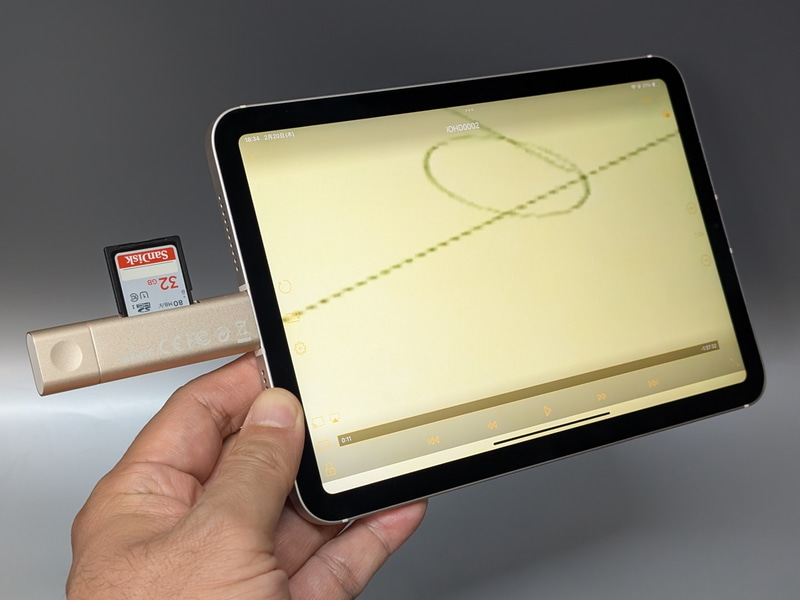 汎用的なMP4フォーマットなので、カードスロット経由でスマホやタブレットでダイレクトに再生することもできる。とは言えなるべく本体にコピーしてから再生したほうがよい