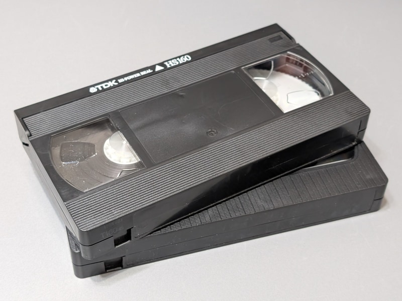 ビデオテープ。磁気データの寿命はおおむね20年程度とされる