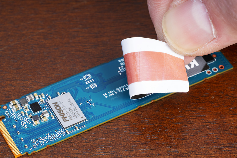 シールの内側には放熱性を高めるための薄型のヒートシンクが備わっている