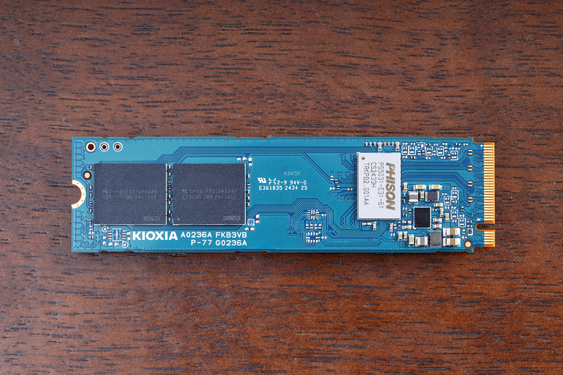 2TBモデルの全体。フラッシュメモリとコントローラで構成されており、DRAMは搭載されていない