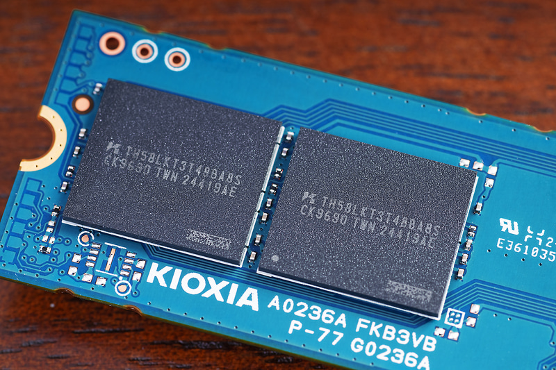 フラッシュメモリには218層の第8世代BiCS FLASH TLCを採用している