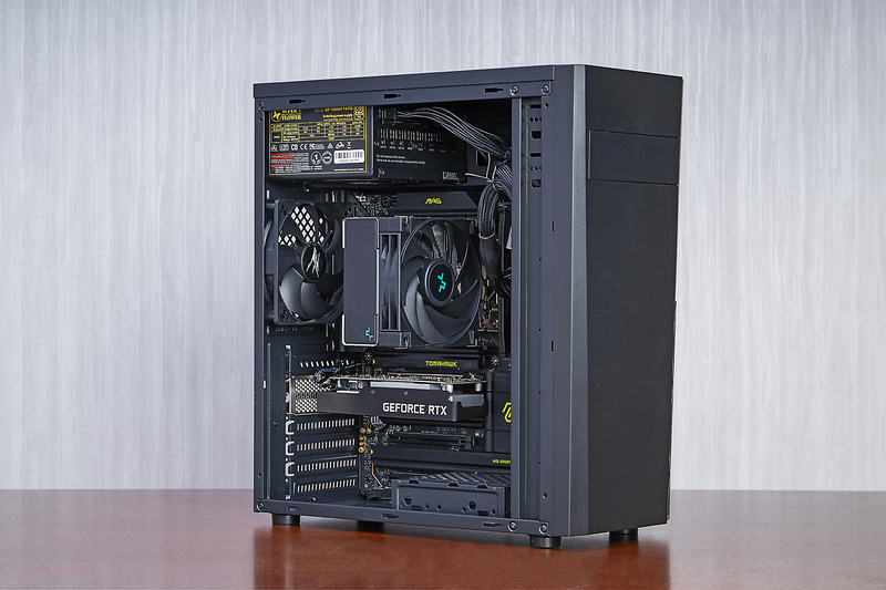 このケースは前面にファンはなく、背面に排気用の120mmファンが1基あるだけ