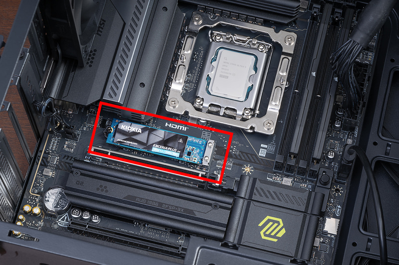 SSDはマザーボードのPCIe 5.0対応M.2スロットに装着してテストしている