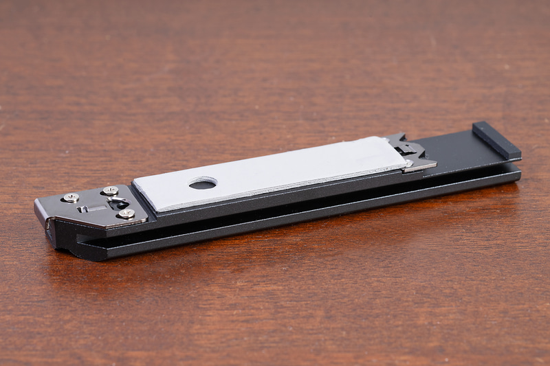 ちなみにこのSSD用ヒートシンクは、PCIe 5.0対応マザーボードのものとしては、それほど分厚くないため冷却能力は低い。PCIe 4.0 SSDなら十分でも5.0になると、サーマルスロットリングが発生する可能性が高まる