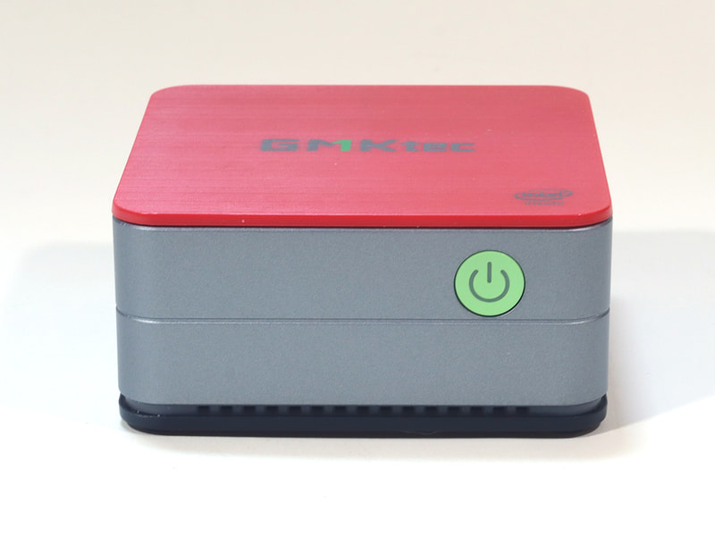 本体正面には電源ボタンのみを備える