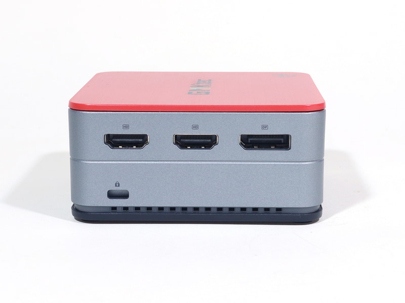 右側面にはHDMI出力2基、DisplayPort出力1基の3系統の映像出力を備えるのがの特徴の1つ