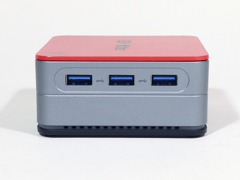 左側面にはUSB 3.2 Gen 2を3基を備える