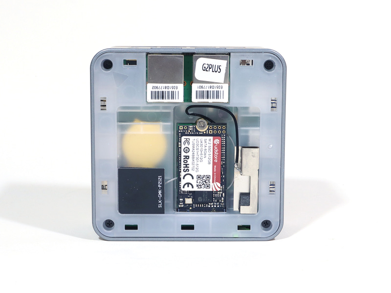 天板パネルを外すとSSDなどにアクセスできる