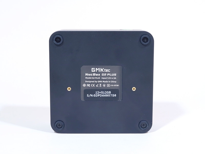 底面には4隅にゴム足を備えるほか、製品情報やVESAマウント金具を固定するネジ穴なども備える