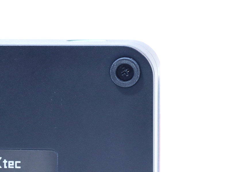 底面の4隅のゴム足の内部にはネジがあり、これらを開けることで底面部の着脱が可能