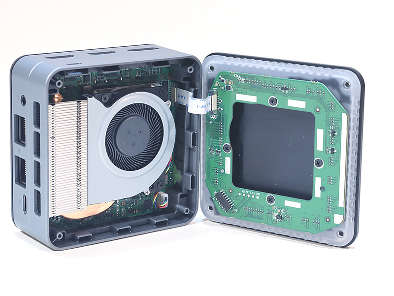 底面部を開けるとCPUクーラーなどが確認できる。なお、底面部にも基板が固定されてあり、本体側とフラットケーブルでつながっている